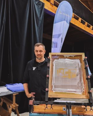 Firma KM Beta 🏠 mě pozvala na svůj firemní večírek s přáním zařadit do programu i sítotiskovej workshop. Naložil jsem...